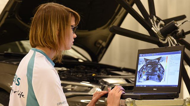 A Siemens engineer using the Simcenter Sound Camera on a car engine