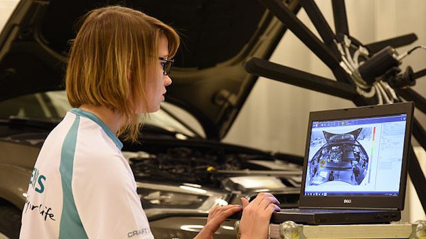 Un ingegnere Siemens utilizza la Simcenter Sound Camera sul motore di un'auto.