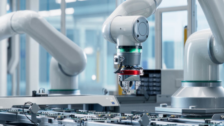 Roboterarme, die elektronische Komponenten auf einer Leiterplatte in einer High-Tech-Fertigungsanlage zusammenbauen.