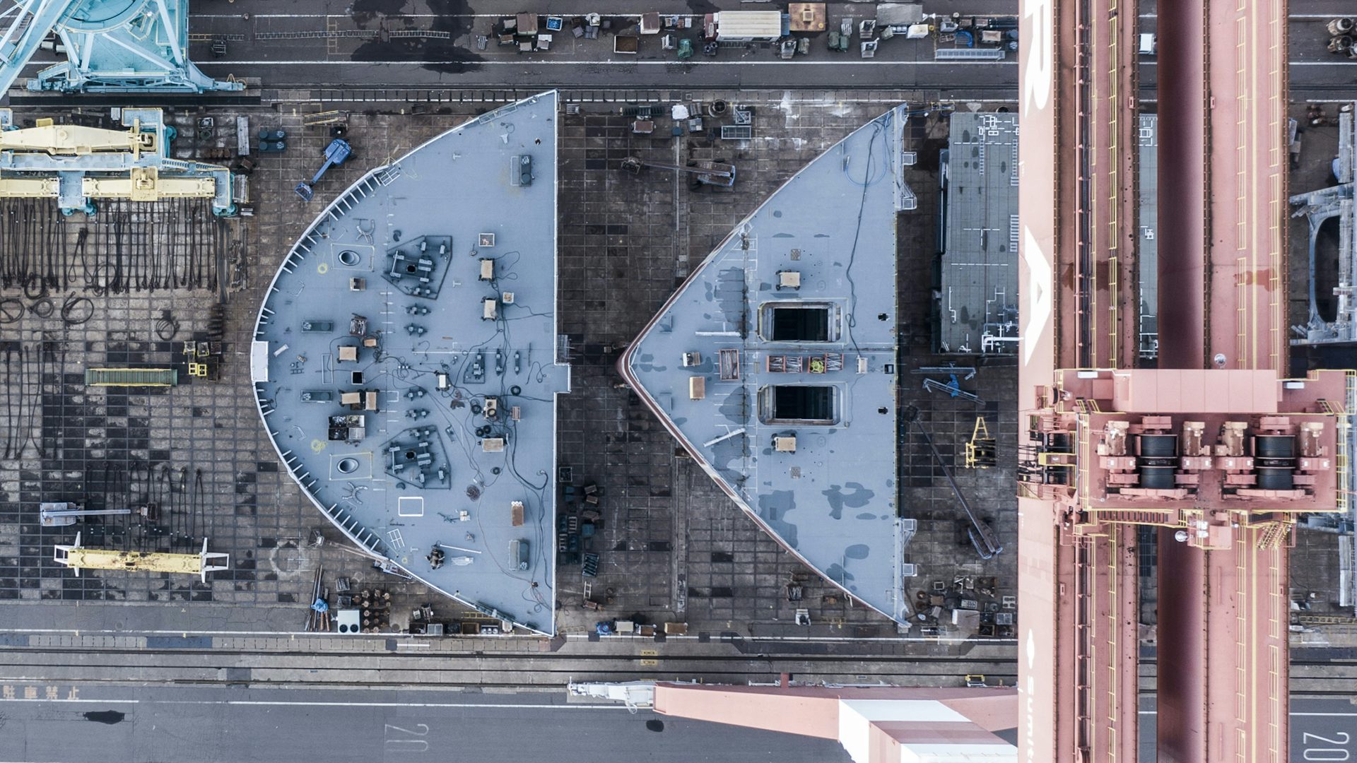 Una vista aérea de un gran barco en construcción