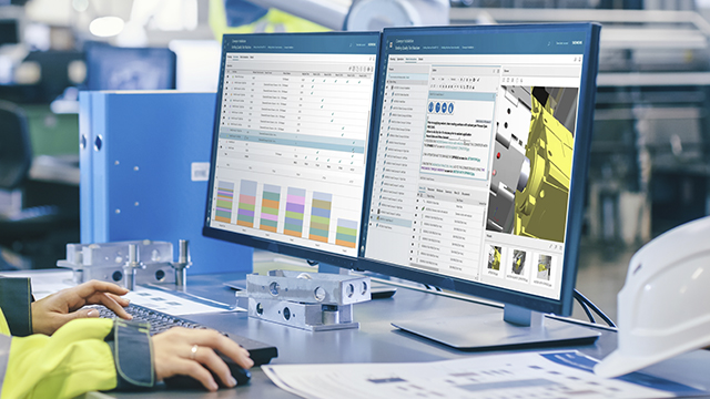 Immagine di un operaio che esamina i dettagli del processo di assemblaggio nel software Teamcenter Easy Plan sullo schermo di un computer in officina.
