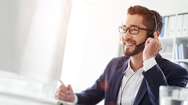 Ein Mitarbeiter kommuniziert über ein Headset.
