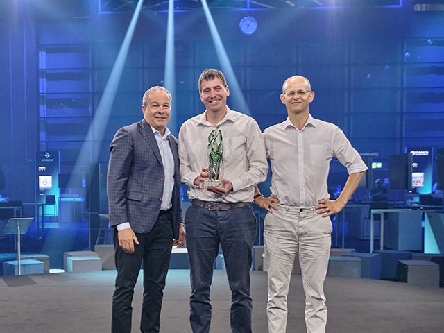 Recipients of the Siemens Realize LIVE Europe Techcellence Awards smile and cheer.