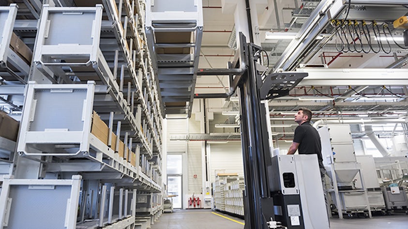 リフト・オペレーターは、倉庫管理システムを使用して倉庫の在庫列を整理する。