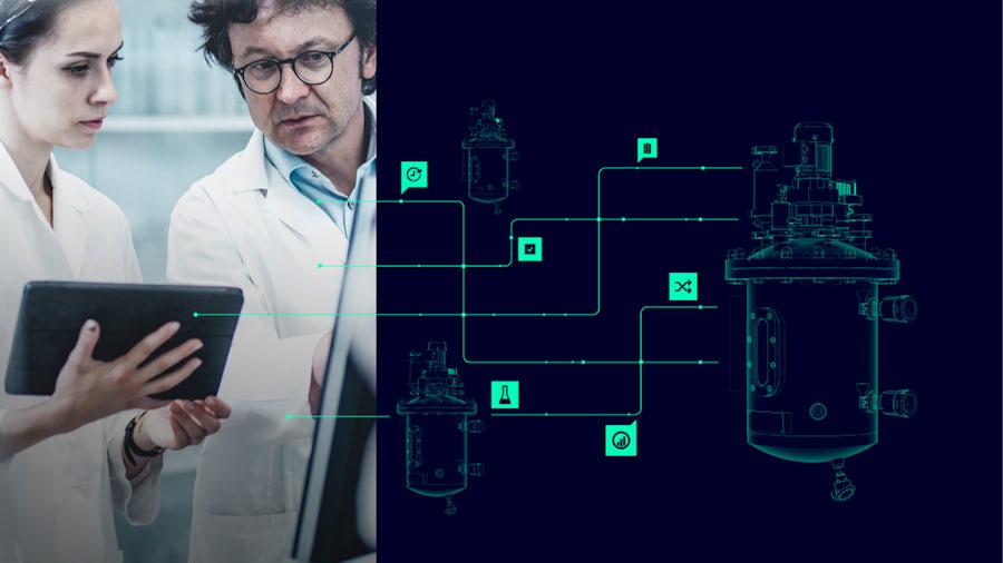 Zwei Wissenschaftler in einem pharmazeutischen Labor bei der Arbeit am Computer.