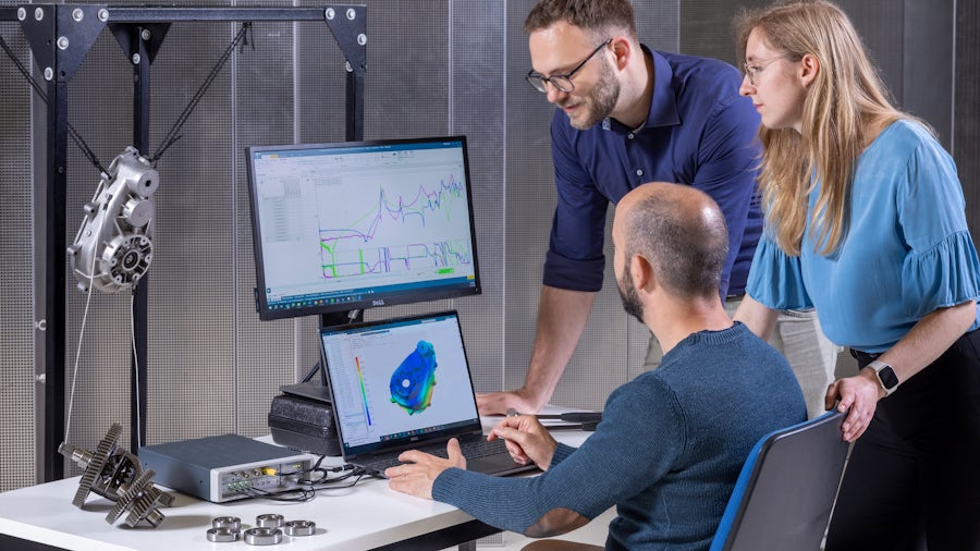 Engineers using Simcenter testing solutions for characterize modal behavior a gearbox component