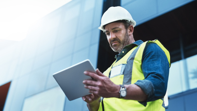 Ingénieur travaillant sur Teamcenter sur une tablette.