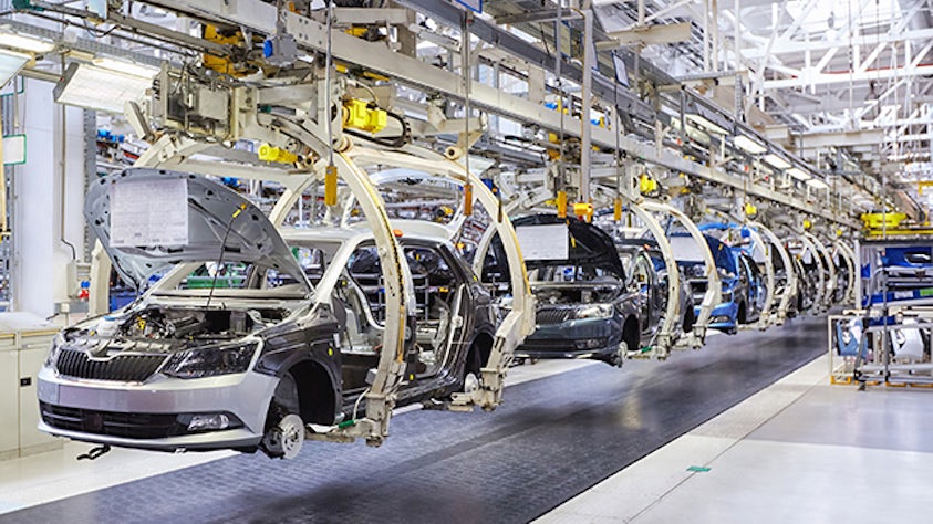 Una catena di montaggio automobilistica in una fabbrica.