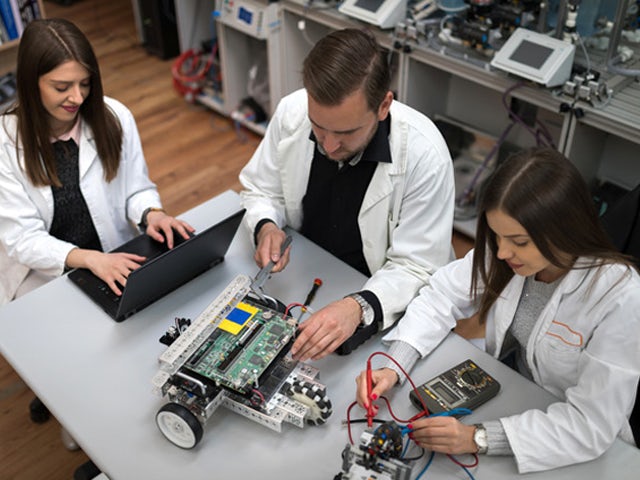 Team di ingegneri elettronici che testano componenti elettronici.