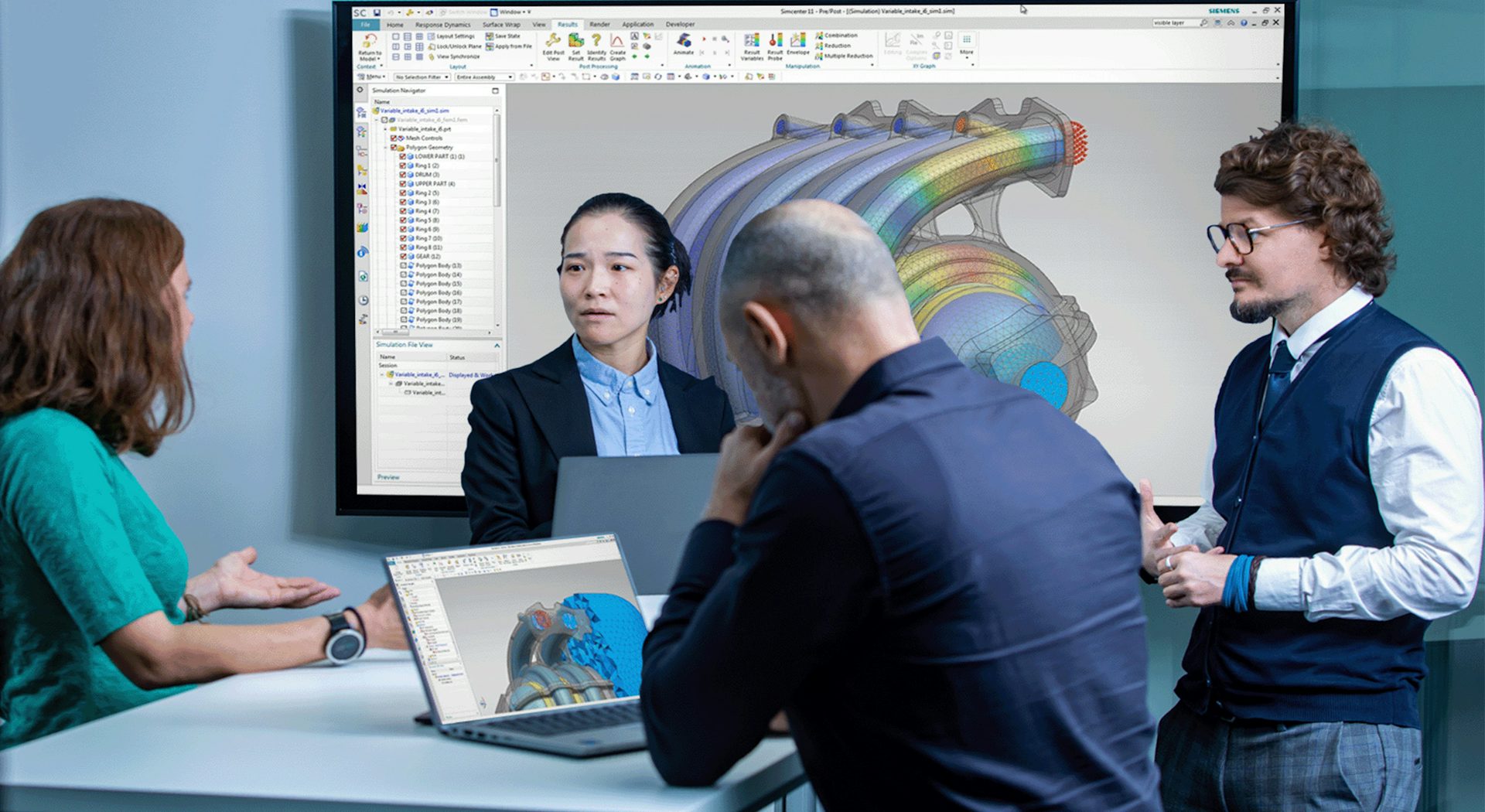 製品性能をシミュレーションするためにSimcenterメカニカル・シミュレーション・ソフトウェアについて話し合う人々のグループの画像。