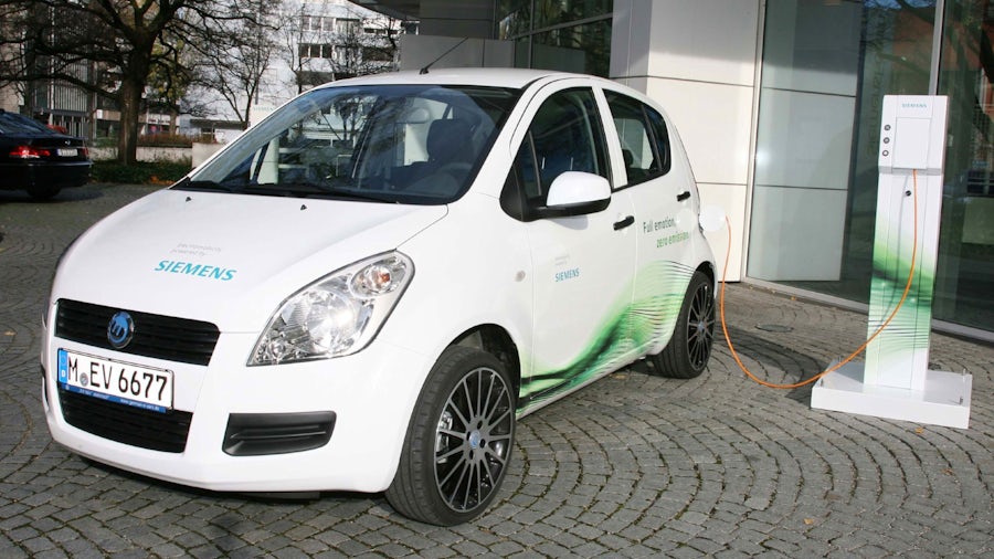 Un veicolo elettrico (EV) in carica presso una stazione di ricarica ad alta potenza.