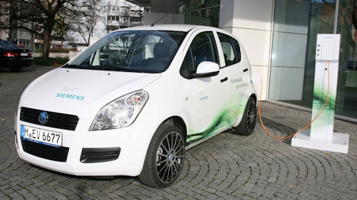 一辆电动汽车 (EV) 在高压充电桩上充电。