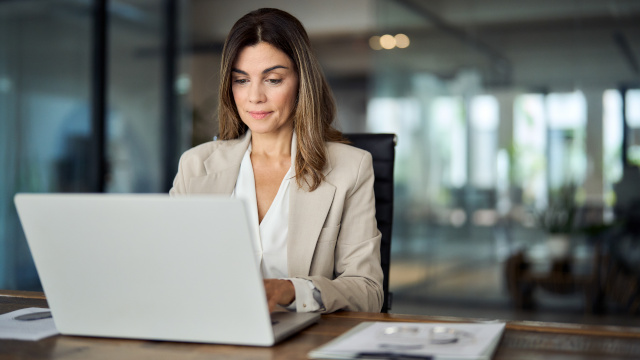 Donne che lavorano su un computer che gestisce documenti utilizzando Teamcenter Content Management.