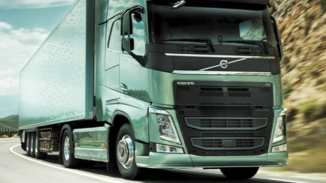 A Volvo truck driving on a hilly road uses Simcenter Testlab and Simcenter SCADAS to improve cabin sound quality.