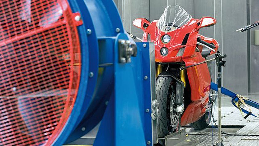 Motocicleta sometida a pruebas en un túnel de viento.