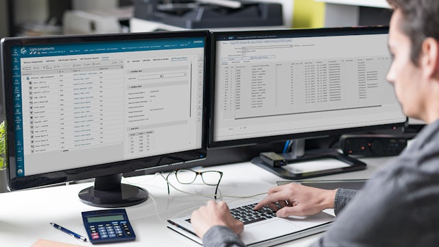 Nahaufnahme von Pipelines, die zu einer Raffinerie führen.