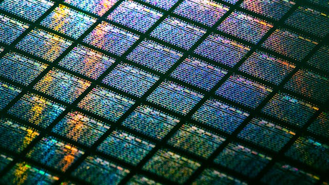Calibre CMPAnalyzer / close-up of chips on a wafer