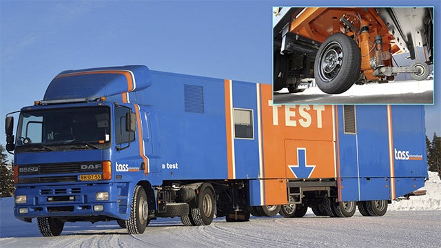 차량 동역학 시뮬레이션 요구사항에 맞는 타이어 테스트 및 모델 매개변수화를 보여주는 대형 트럭