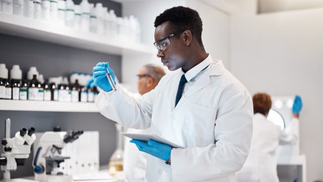 Uomo che lavora in un laboratorio.