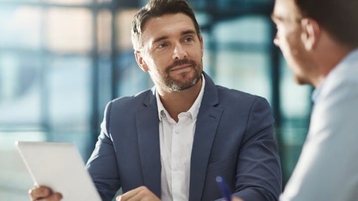 タブレットで一緒に作業する2人。