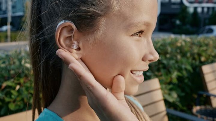 一个戴助听器的孩子。