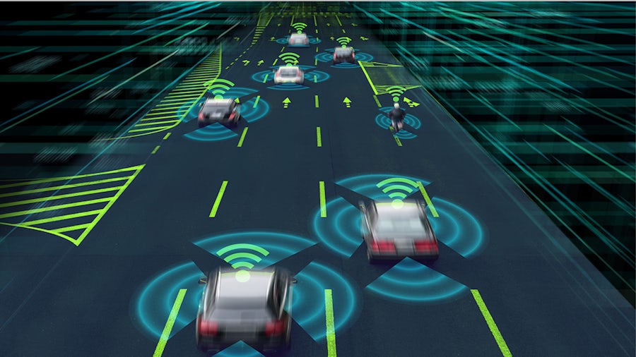 Digitale Anzeige des Fahrzeugs im Armaturenbrett beim selbstfahrenden Auto über Infrastruktur-Sensoren und autonome Bordsysteme zum Wahrnehmen, Denken und Handeln („Sense-Think-Act“)