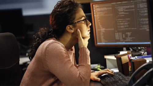 コンピュータ上のVeloce proFPGAシステムに向かっている女性