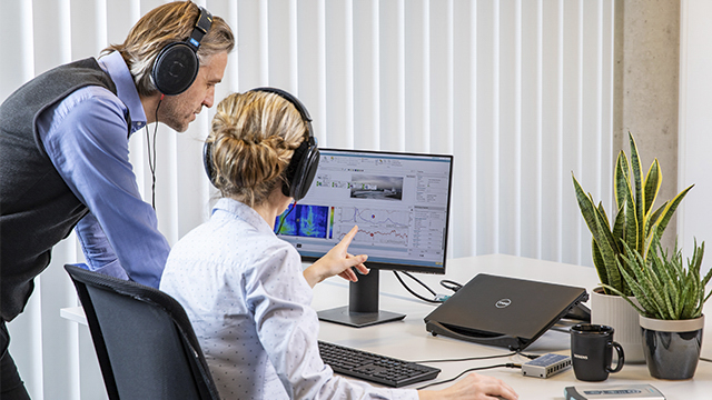 Ingegneri impegnati in un test acustico per l'ingegneria della qualità del suono.