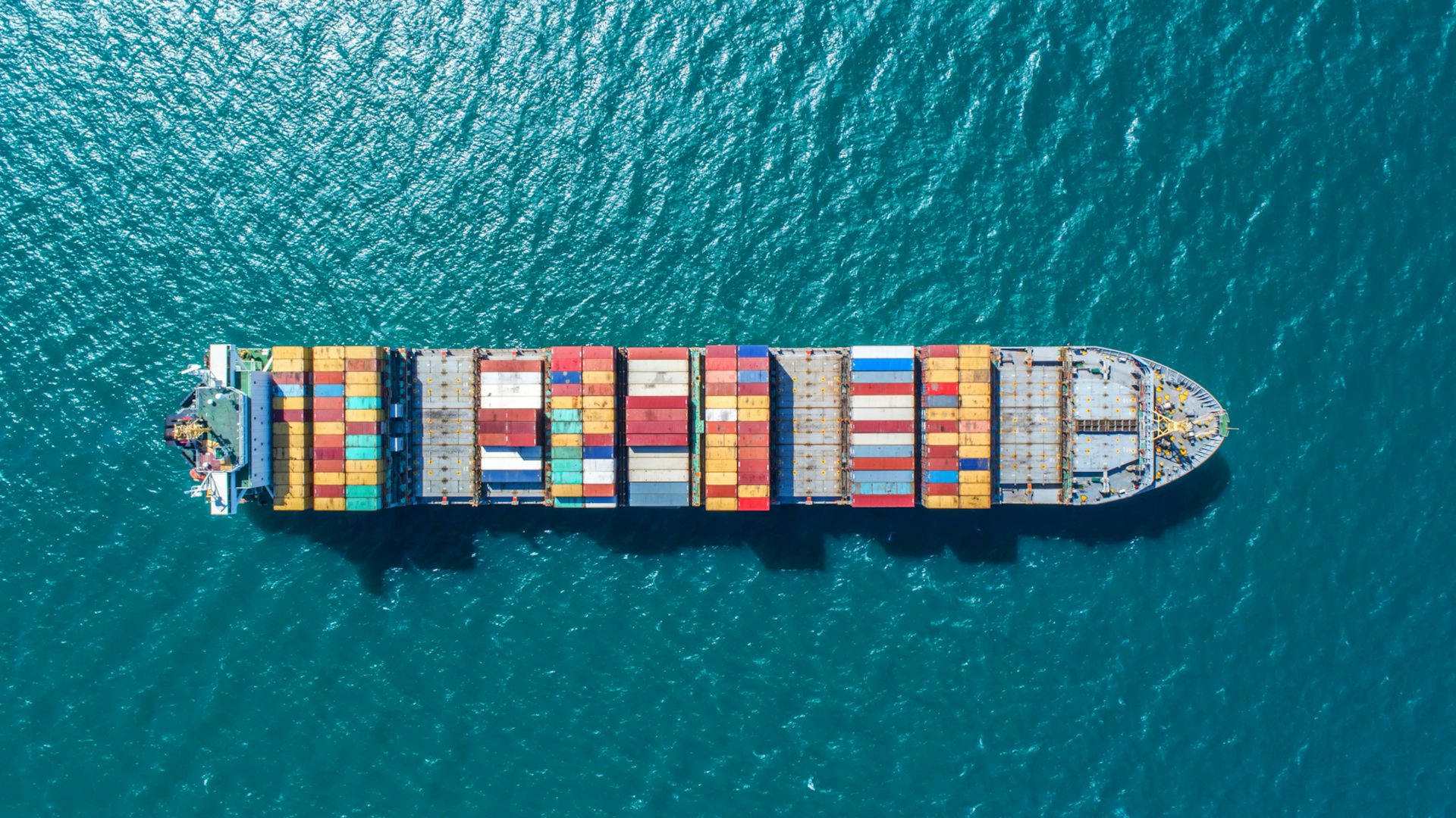 Eine Draufsicht auf ein großes Containerschiff