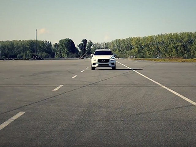 一辆汽车在赛道上进行高级驾驶辅助系统（ADAS）测试。