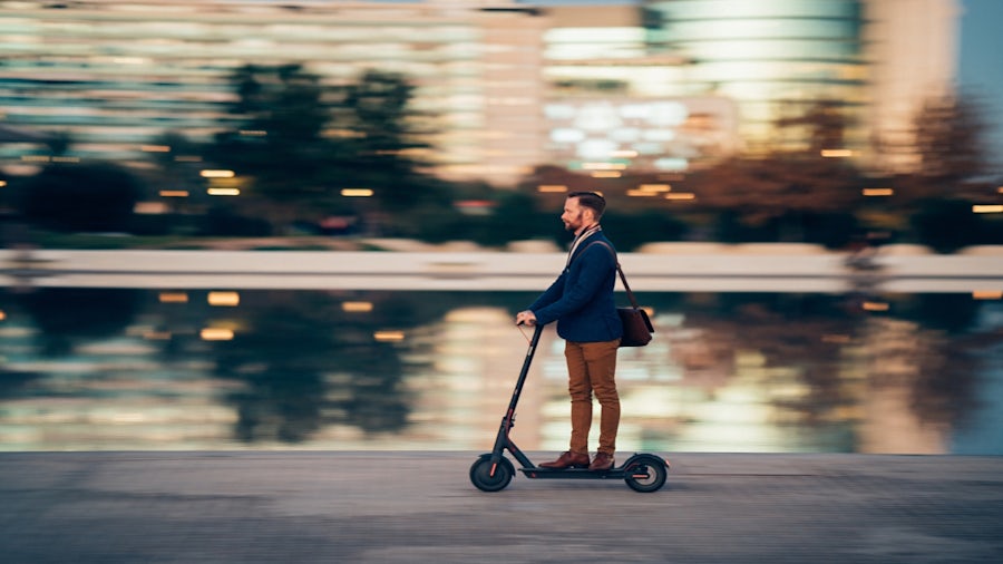 Profi auf einem E-Scooter, der für moderne Mikromobilität und den Bedarf an optimierten Fertigungslösungen steht.