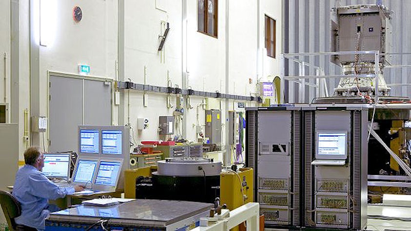 Ingeniero que utiliza un ordenador con varias pantallas en un centro de pruebas.