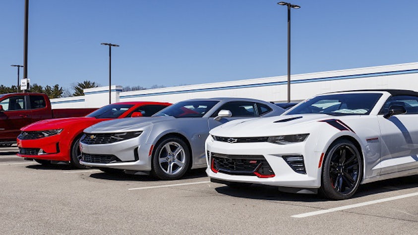 Tres Chevrolet deportivos aparcados juntos.