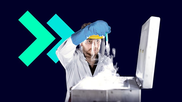 Das Bild zeigt einen Pharmawissenschaftler, der in Schutzkleidung auf ein Reagenzglas blickt.