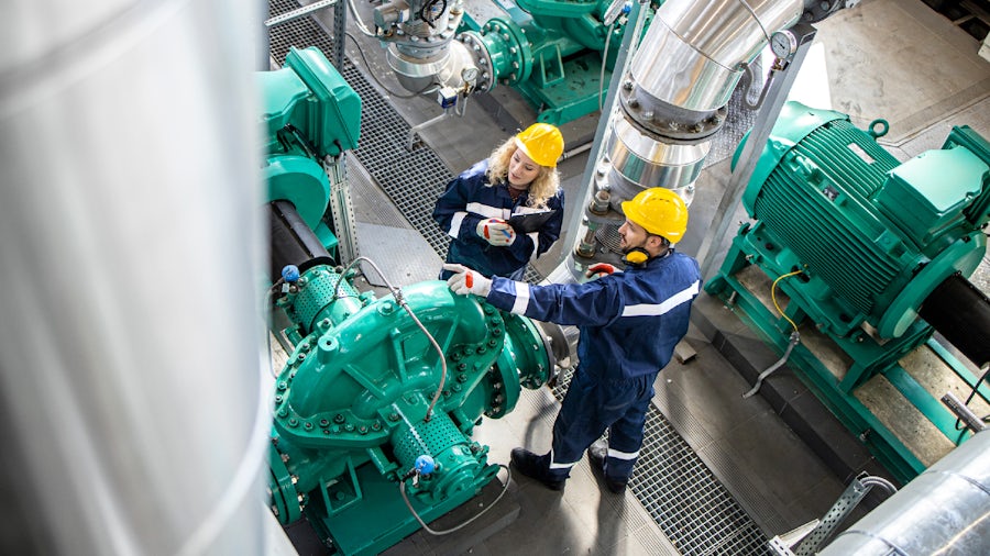 Zwei Ingenieure in einer Industrieanlage