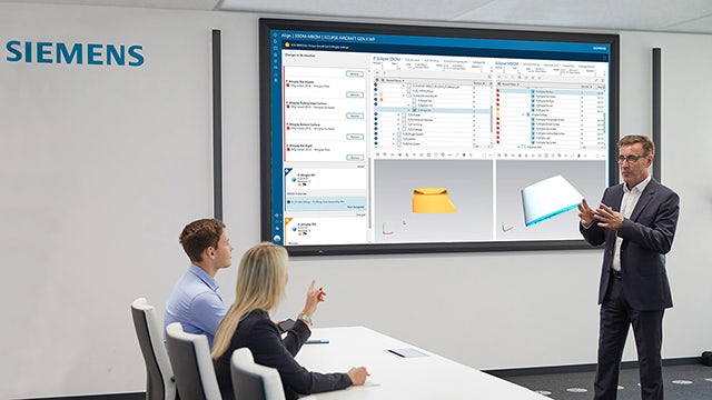 Imagen de tres planificadores de fabricación que revisan un plan de procesos mediante el software de Siemens en una pantalla de grandes dimensiones en una sala de reuniones.