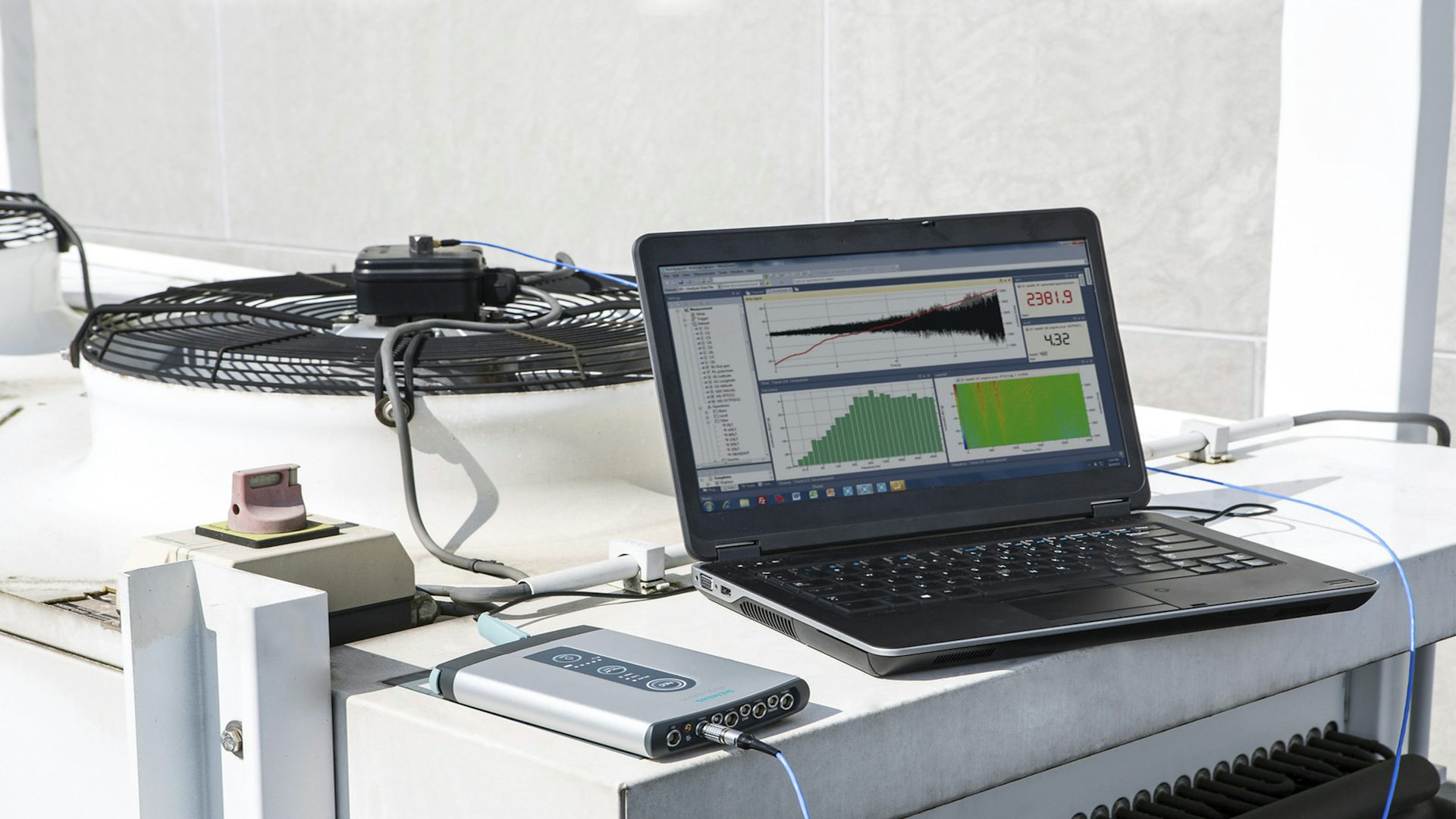 Provádění testu zvukových vibrací na notebooku se softwarem Simcenter Testlab a hardwarovým zařízením Simcenter SCADAS