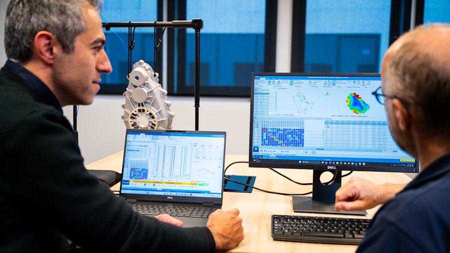 Engineers performing modal analysis of a component using new ai-assisted capabilities in Simcenter Testlab