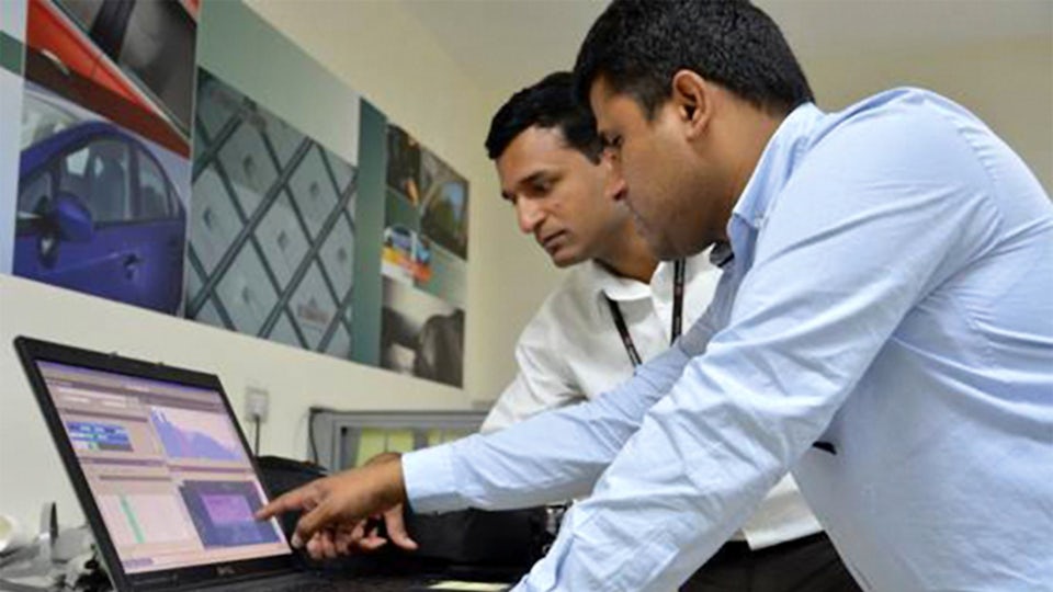 Two men are using Simcenter Testing Solutions.
