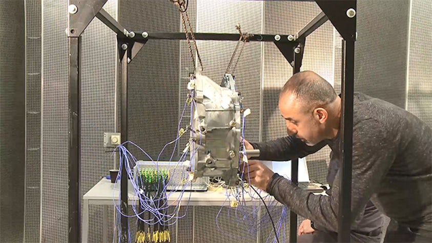 Inženýr provádějící testování pevnostní dynamiky součásti.