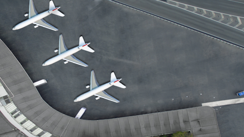 Avions stationnés dans un aéroport