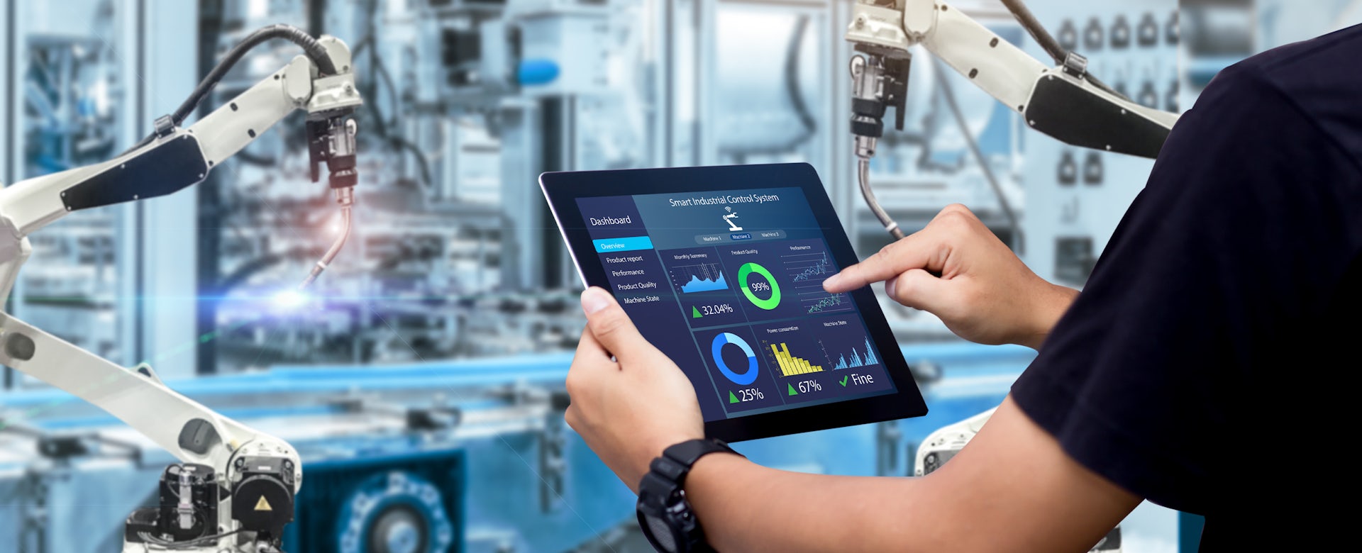 Un tecnico dell'assistenza esamina i dati analitici dei macchinari industriali in una fabbrica.