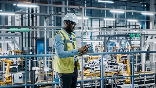 Ingenieur in einer Produktionsstätte.