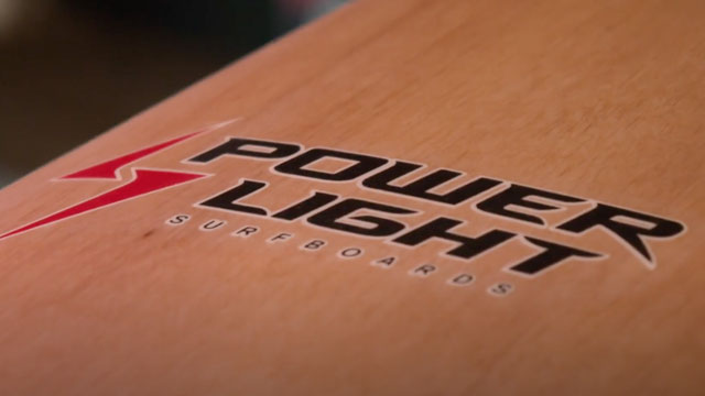 Styl a síla pro dokonalé klouzání po vlně