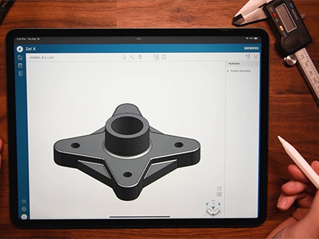 Modelo de producto abierto en la interfaz en la nube de Zel X, mostrado en una tablet con una persona que usa un lápiz óptico