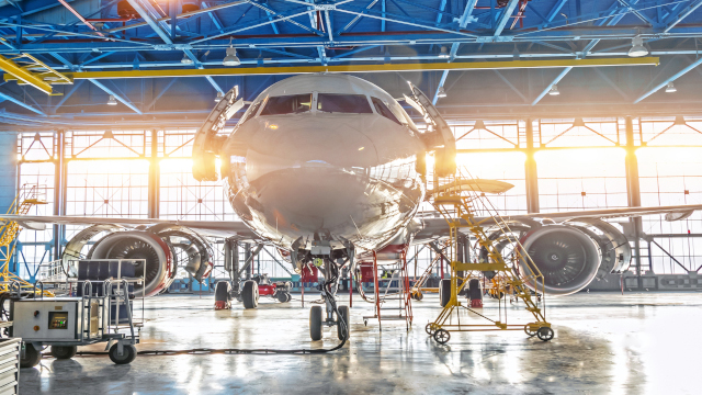 一架噴射客機在機庫接受檢查