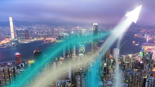 Na obloze hongkongského poloostrova Kowloon se za úsvitu spojují čtyři světelné paprsky