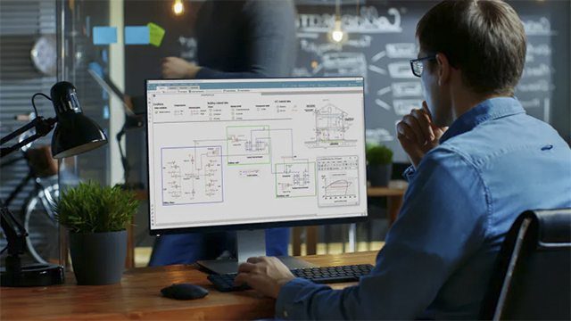 Un homme utilisant le logiciel Simcenter sur un écran.
