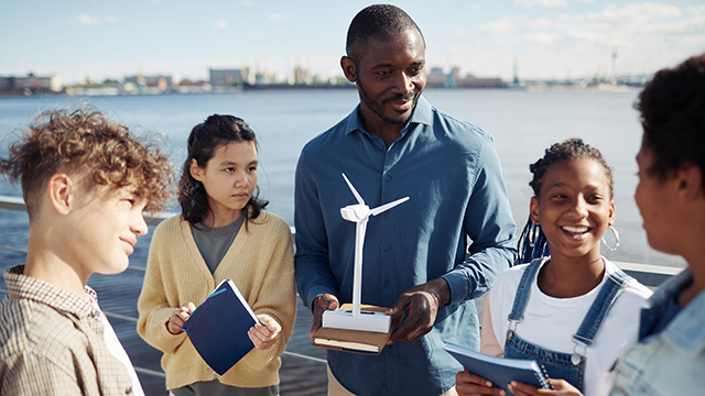 풍차를 개발하기 위해 프로젝트 기반 커리큘럼의 야외 수업에 참여한 학생들