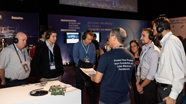 Eine Gruppe von Ingenieuren auf einer Messe in Tel Aviv informiert sich über Dynamo und die vielen Softwarelösungen, die das Siemens-Start-up-Programm bietet. Startup-Unternehmen arbeiten eng mit Siemens zusammen, um Machbarkeitsnachweise durch Dynamo, ein Programm zur Kommerzialisierung von Start-ups, umzusetzen.